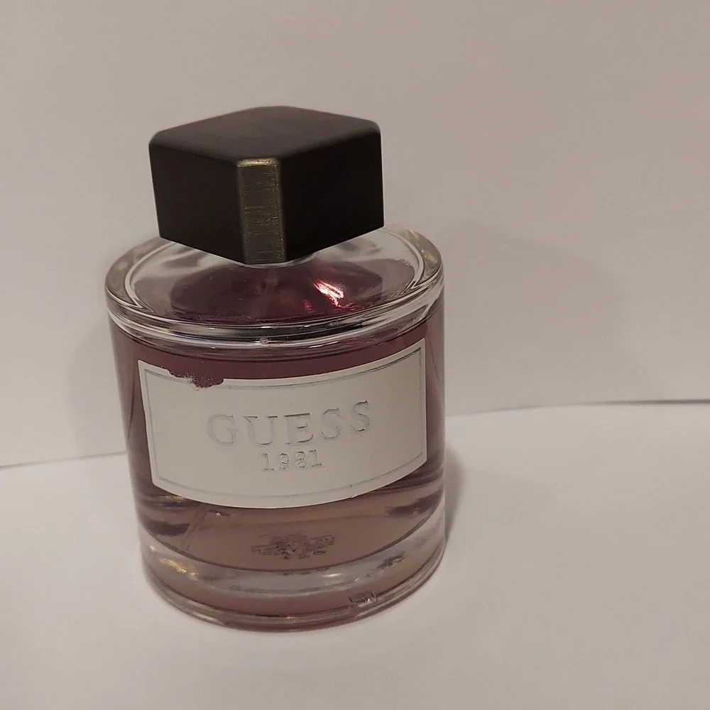 GUESS - Picture 1 of 3